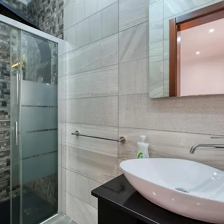 3br With Terrace Walk To *