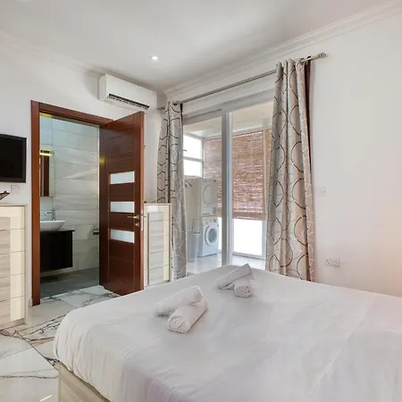 3br With Terrace Walk To *