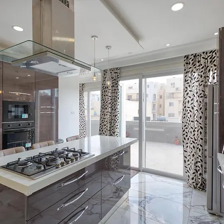 3br With Terrace Walk To Appartamento