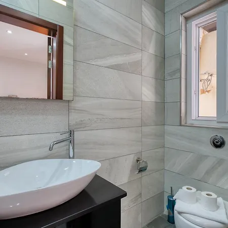 3br With Terrace Walk To Appartamento
