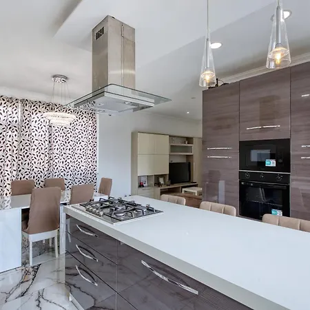 3br With Terrace Walk To *